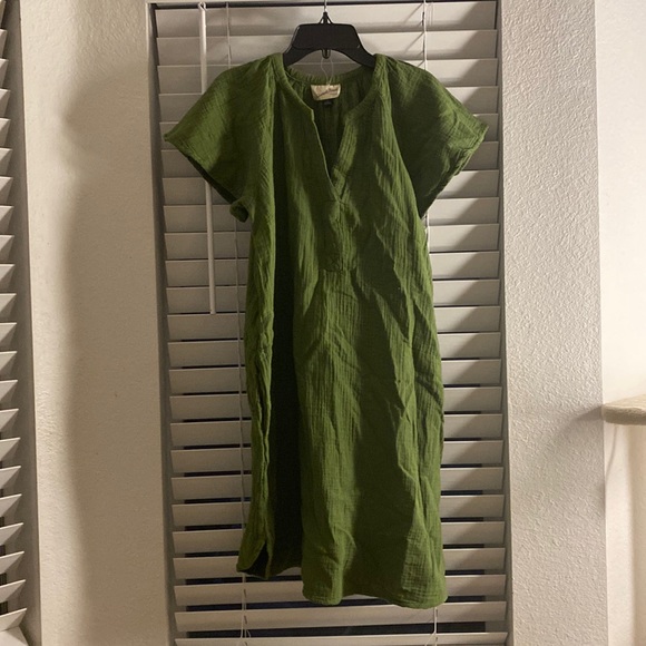 Universal Thread Dresses & Skirts - Universal Thread green shift dress with pockets